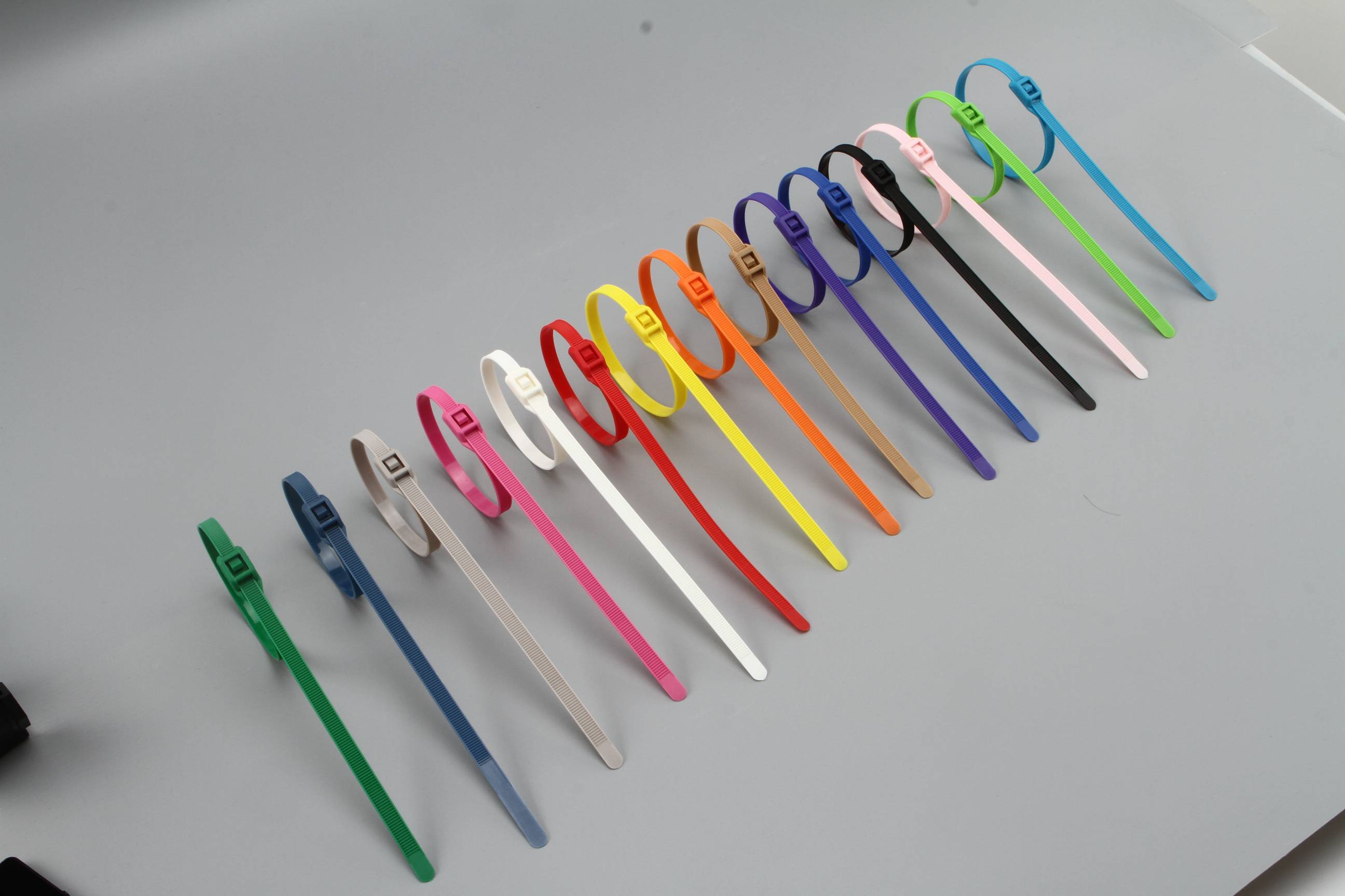 Beaded nylon kabelbind